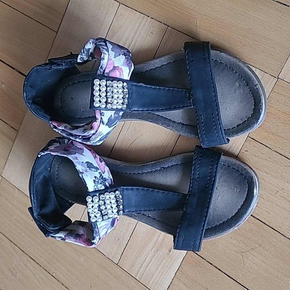 Girls sandals